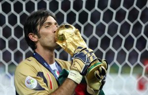 لاعب كرة القدم الإيطالي بوفون